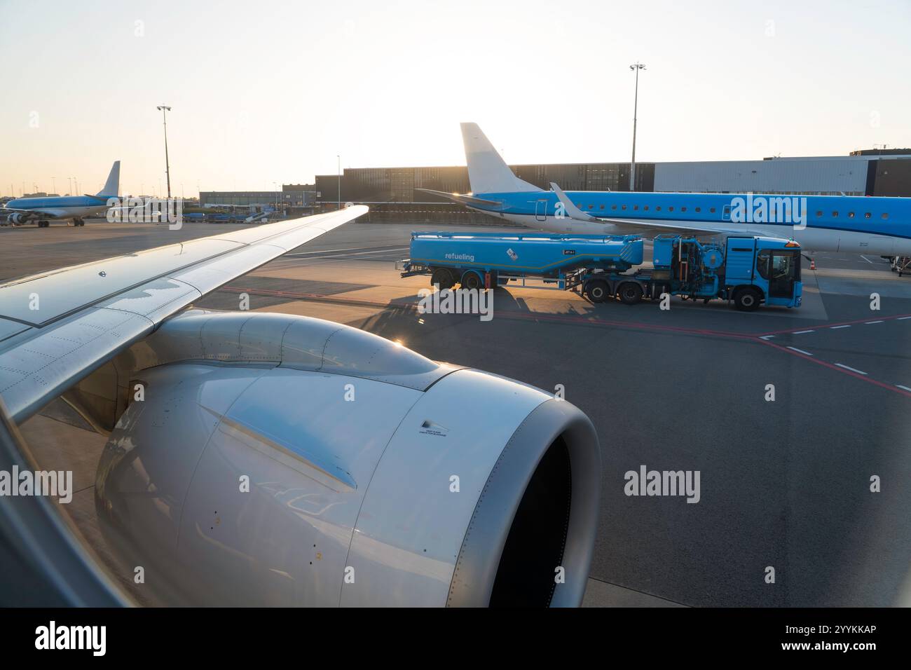 Wingview eines modernen Jet-Flugzeugs Embraer 195-E2, das zum Start am Flughafen Amsterdam Schiphol fährt Stockfoto