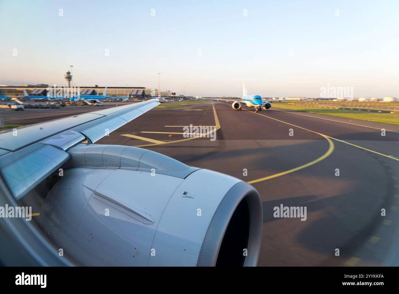 Wingview eines modernen Embraer 195-E2-Jet-Flugzeugs beim Pushback am Flughafen Amsterdam Schiphol Stockfoto