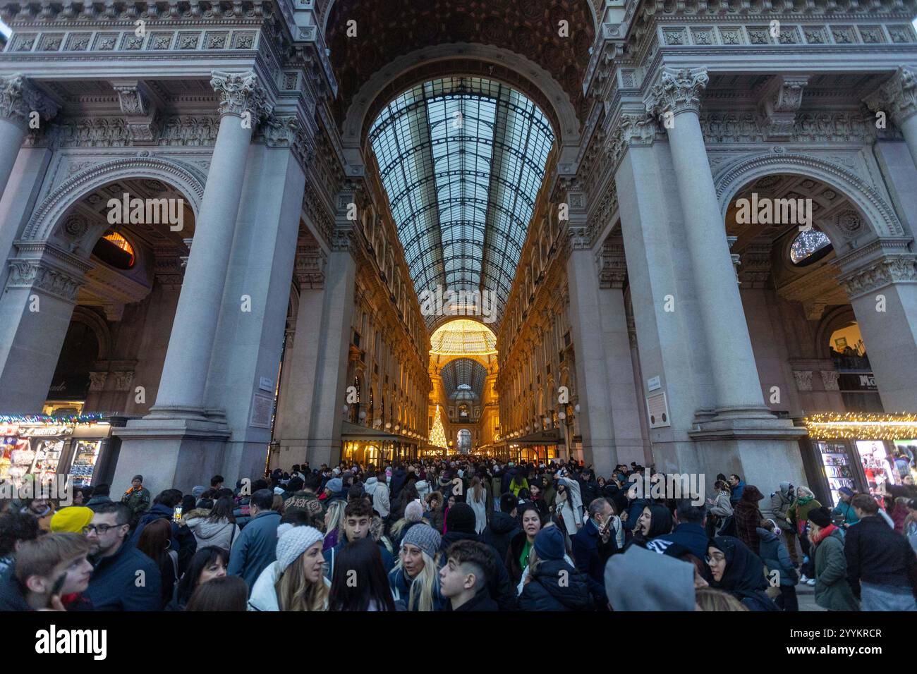 Mailand, Italien. Dezember 2024. Piazza Duomo, Galleria Vittorio Emanuele e il mercatino di Natale presi d'assalto da turisti e milanesi - Milano, Italia - Domanica, 22 Dicembre 2024 (Foto Stefano Porta/LaPresse) Piazza Duomo, Galleria Vittorio Emanuele und der von Touristen und Mailänder Touristen überfüllte Weihnachtsmarkt - Mailand, Italien - Sonntag, 22. Dezember 2024 (Foto Stefano Porta/LaAlamy Presse): LaLaLaAlamy News Stockfoto