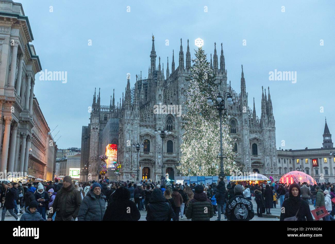 Mailand, Italien. Dezember 2024. Piazza Duomo, Galleria Vittorio Emanuele e il mercatino di Natale presi d'assalto da turisti e milanesi - Milano, Italia - Domanica, 22 Dicembre 2024 (Foto Stefano Porta/LaPresse) Piazza Duomo, Galleria Vittorio Emanuele und der von Touristen und Mailänder Touristen überfüllte Weihnachtsmarkt - Mailand, Italien - Sonntag, 22. Dezember 2024 (Foto Stefano Porta/LaAlamy Presse): LaLaLaAlamy News Stockfoto