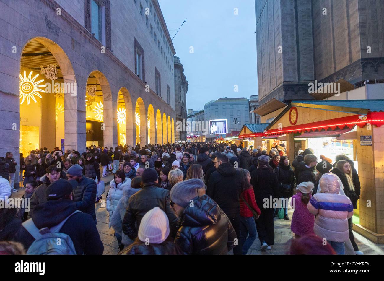 Mailand, Italien. Dezember 2024. Piazza Duomo, Galleria Vittorio Emanuele e il mercatino di Natale presi d'assalto da turisti e milanesi - Milano, Italia - Domanica, 22 Dicembre 2024 (Foto Stefano Porta/LaPresse) Piazza Duomo, Galleria Vittorio Emanuele und der von Touristen und Mailänder Touristen überfüllte Weihnachtsmarkt - Mailand, Italien - Sonntag, 22. Dezember 2024 (Foto Stefano Porta/LaAlamy Presse): LaLaLaAlamy News Stockfoto