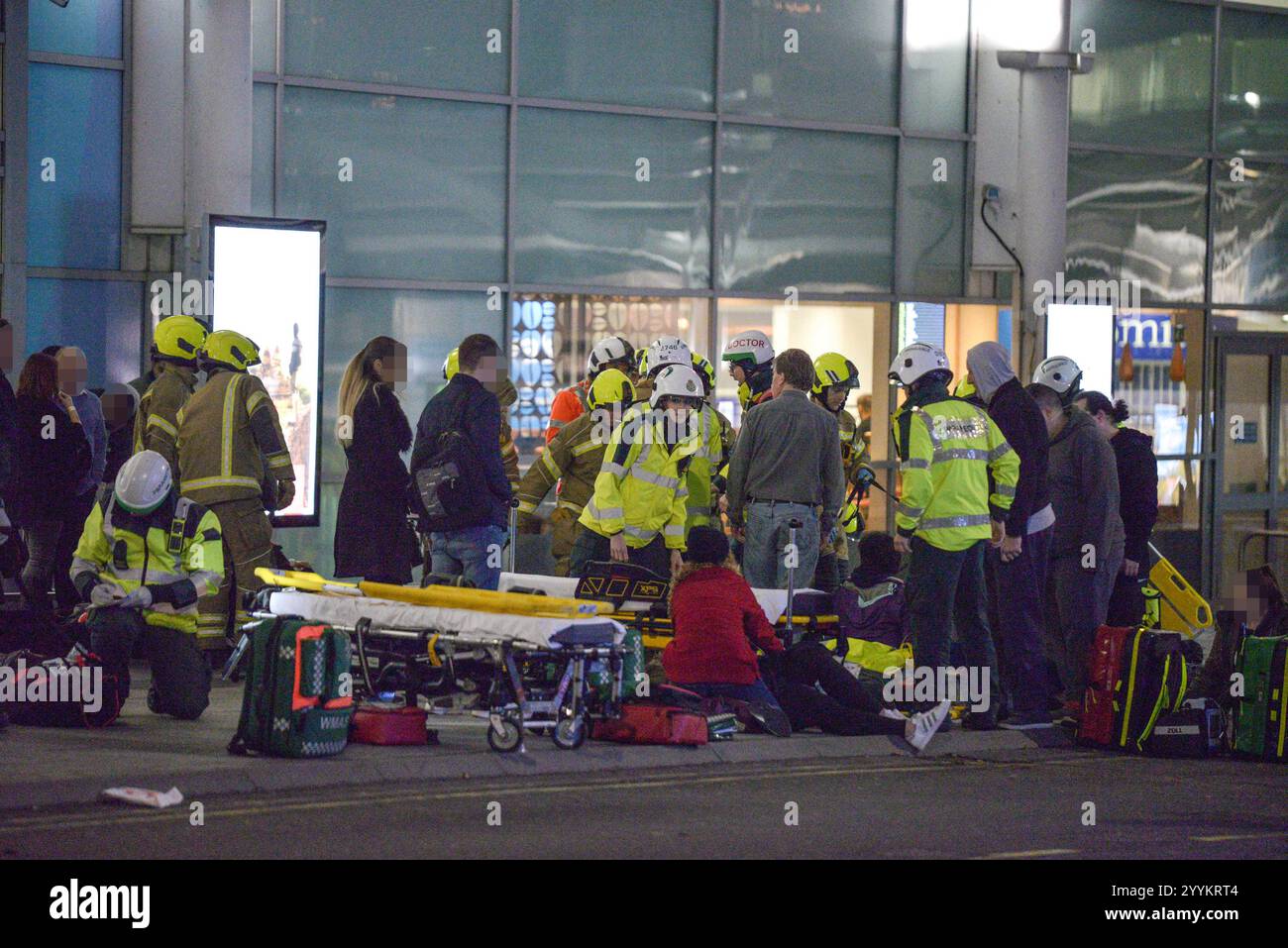 Birmingham Airport, UK 2019 – am 13. November 2019 fand Ein simulierter Terroranschlag auf dem BHX Airport in England statt. Schauspieler wurden mit erfundenen Verletzungen gesehen und auf dem Boden lagen. Auch Rettungsfahrzeuge und zahlreiche Sanitäter, Polizei und Feuerwehr waren anwesend. Der gefälschte Angriff fand statt, während der Flughafen für die Öffentlichkeit geschlossen wurde. Quelle: Stop Press Media Stockfoto