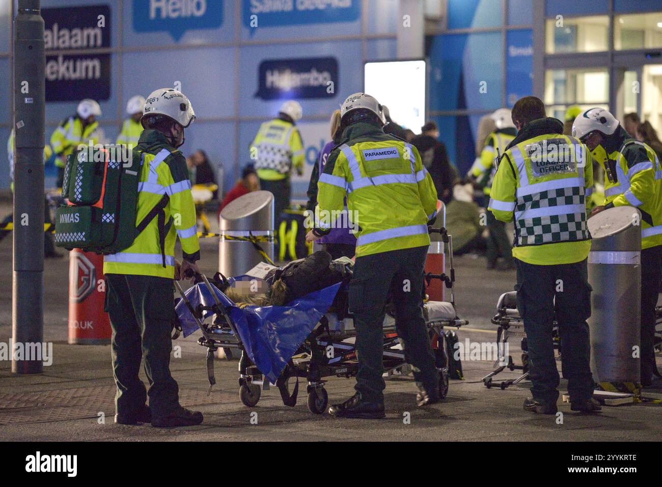 Birmingham Airport, UK 2019 – am 13. November 2019 fand Ein simulierter Terroranschlag auf dem BHX Airport in England statt. Schauspieler wurden mit erfundenen Verletzungen gesehen und auf dem Boden lagen. Auch Rettungsfahrzeuge und zahlreiche Sanitäter, Polizei und Feuerwehr waren anwesend. Der gefälschte Angriff fand statt, während der Flughafen für die Öffentlichkeit geschlossen wurde. Quelle: Stop Press Media Stockfoto