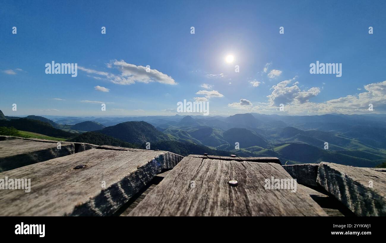 Eine atemberaubende Berglandschaft unter einem klaren blauen Himmel mit verstreuten flauschigen Wolken. Startrampe für Freiflüge. - Smartphone-aufgenommenes Stockfoto