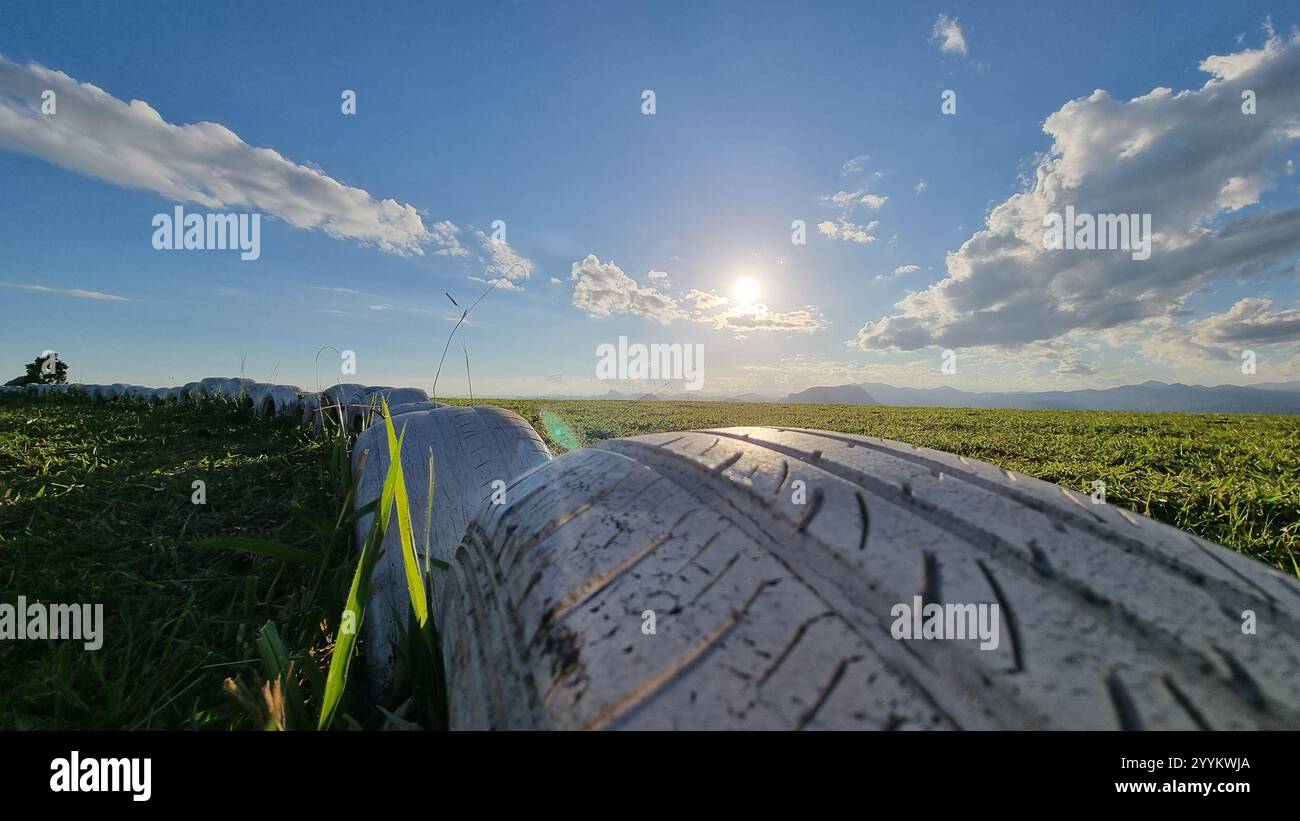 Eine atemberaubende Berglandschaft unter einem klaren blauen Himmel mit verstreuten flauschigen Wolken. Startrampe für Freiflüge. - Smartphone-aufgenommenes Stockfoto
