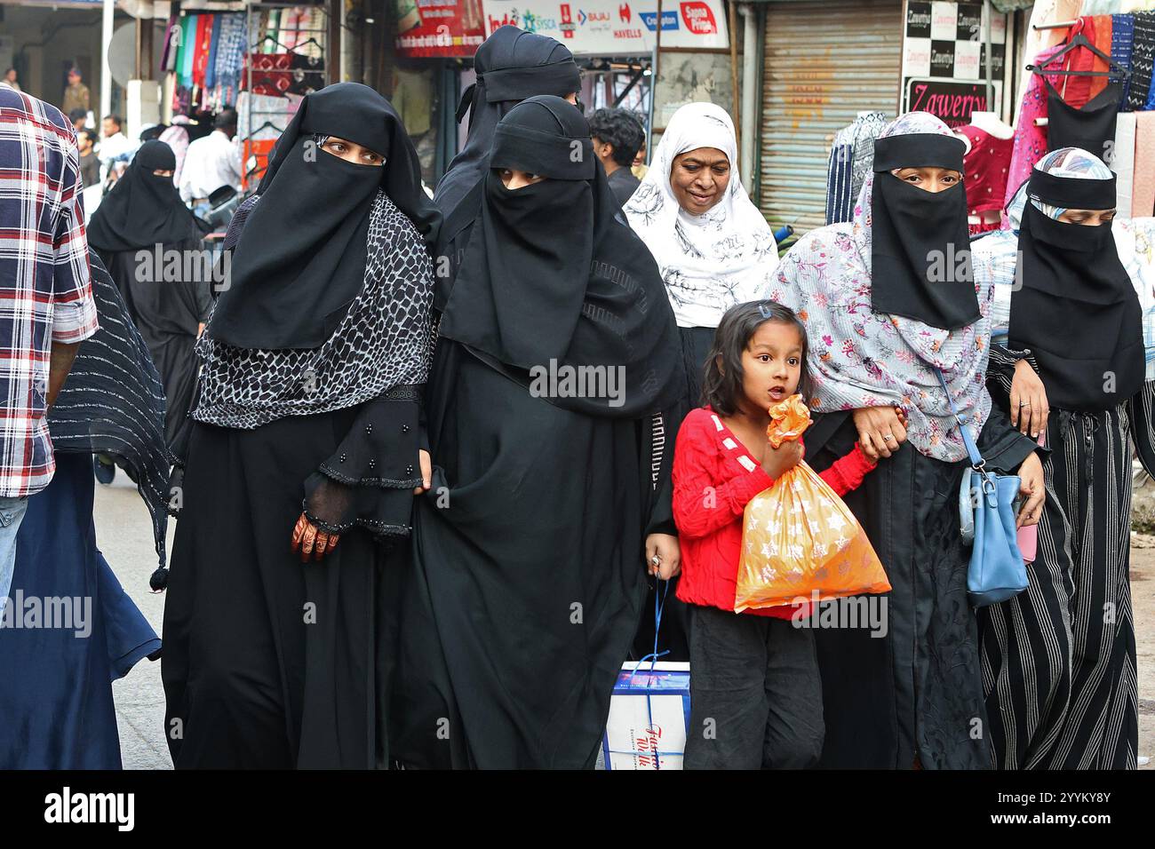 Muslimische Frauen in der Altstadt von Chhatrapati Sambhaji Nagar (früher Aurangabad), Maharashtra, Indien Stockfoto