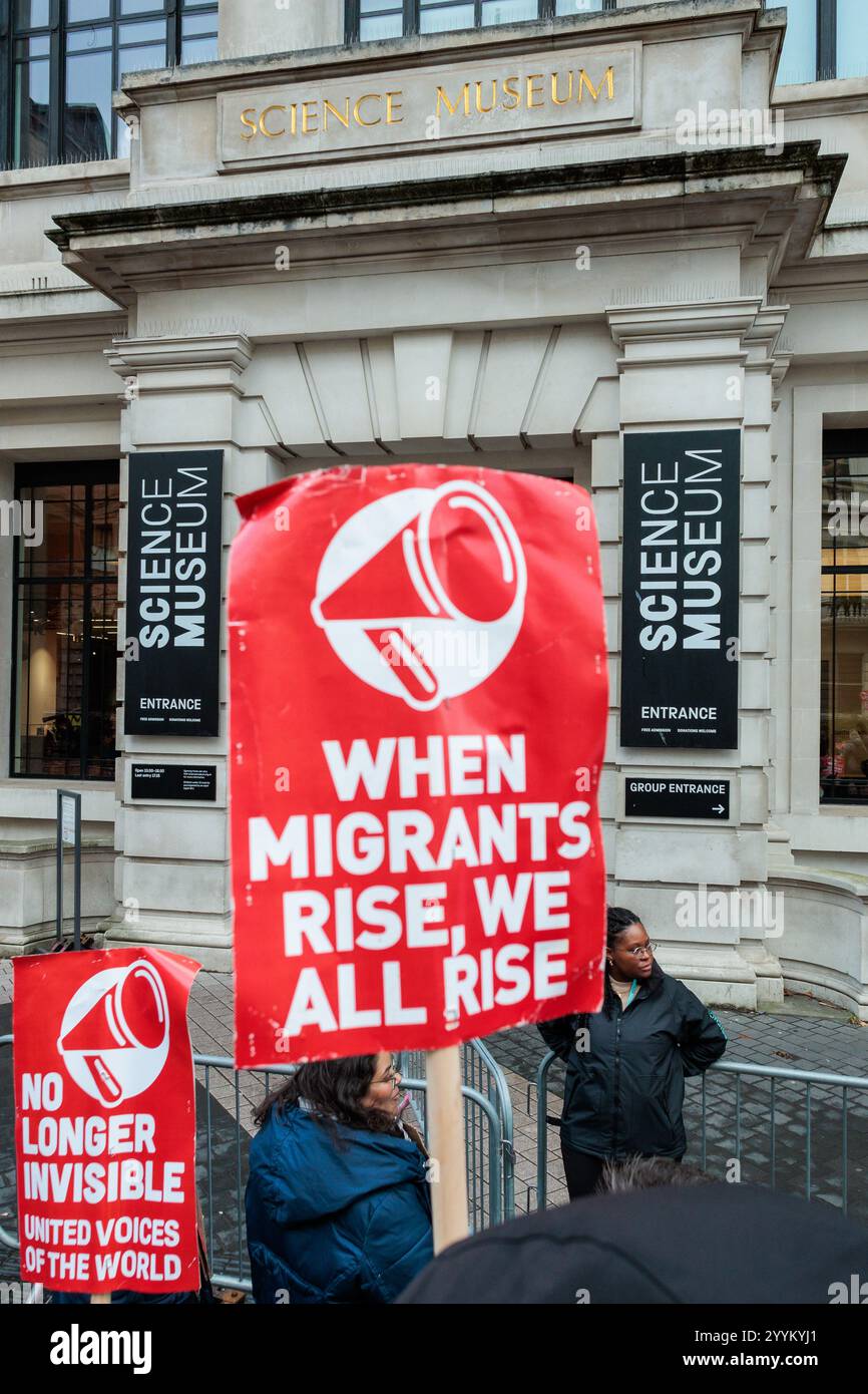 London, Großbritannien. Dezember 2024. Markante Sicherheitsleute aus dem Science Museum, dem Natural History Museum und dem Victoria and Albert Museum, vertreten durch die gewerkschaft United Voices of the World (UVW), und Unterstützer nehmen an einer Streikveranstaltung vor dem Science Museum Teil. Die UVW-Mitglieder, die über den Auftragnehmer Wilson James an die Museen ausgelagert wurden, führen Arbeitsklagen wegen Bezahlung und Konditionen. Quelle: Mark Kerrison/Alamy Live News Stockfoto