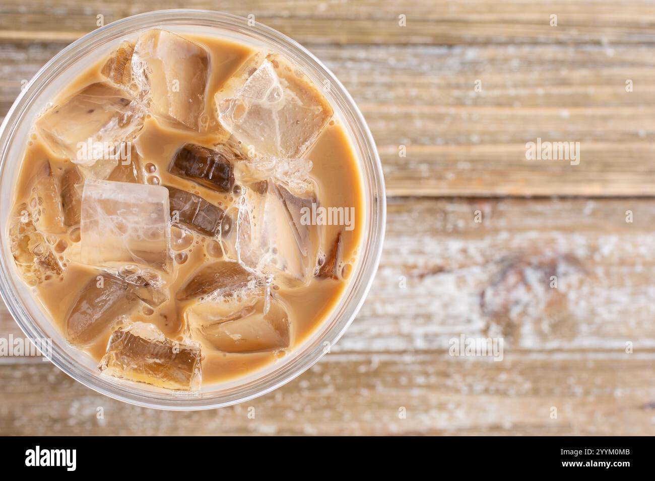 Ein Blick von oben auf ein Eismilchkaffee-Getränk. Stockfoto