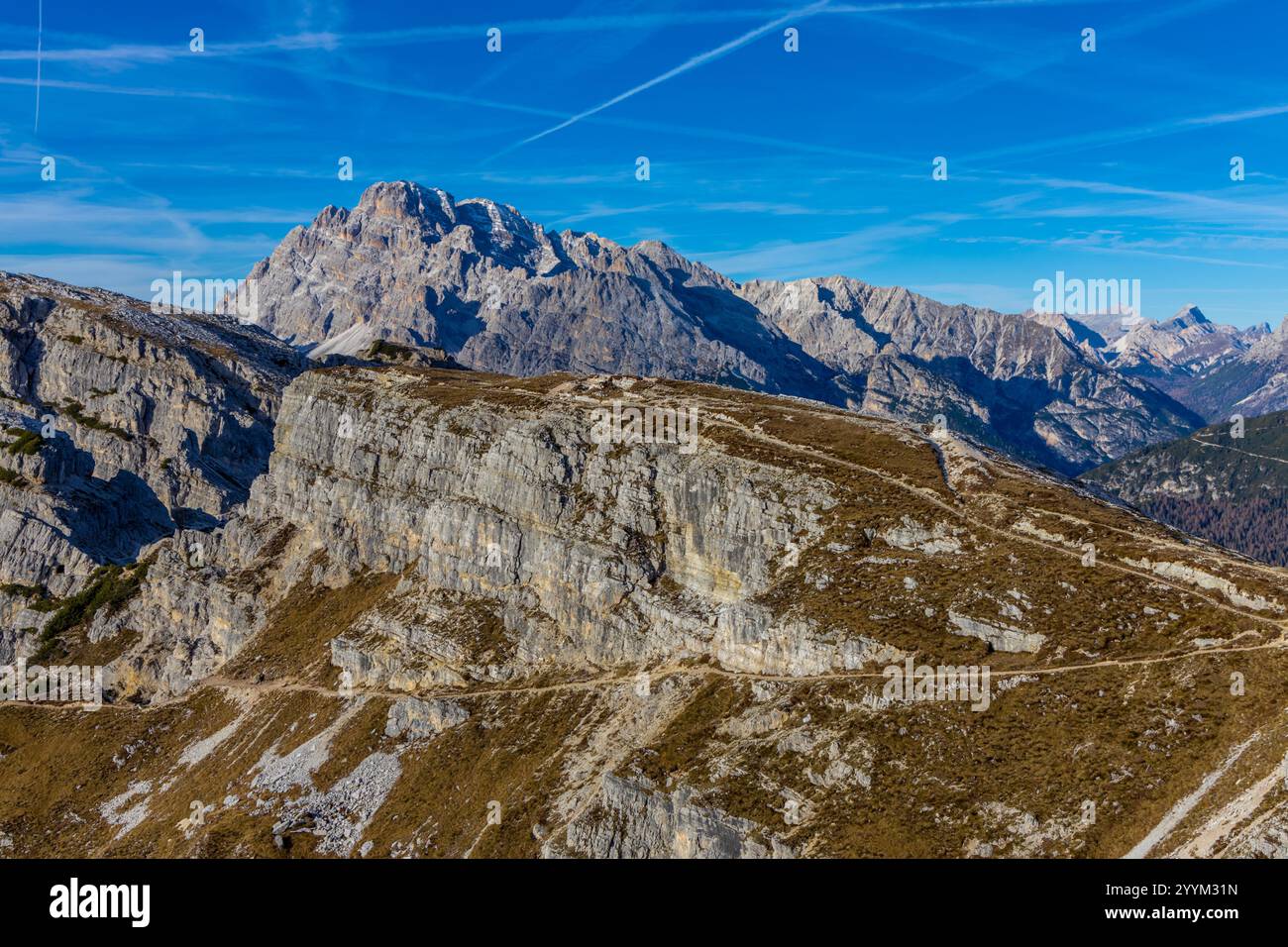 Monte Cristallo Dolomiti Alps Berggipfel. Wunderschöne Landschaft der Dolomiten felsiger Gipfel und blauer Himmel im Sommer Stockfoto