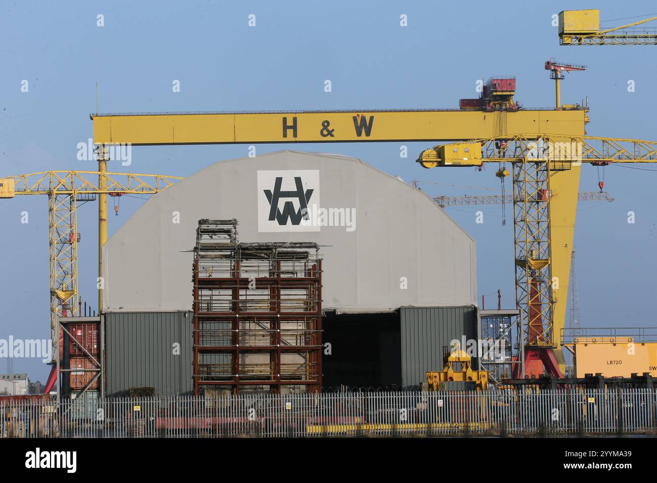 Bild der zwei Schiffbau-Portalkrane in der Harland und Wolff Werft auf Queen's Island, Belfast, Nordirland. Harland und Wolff Stockfoto