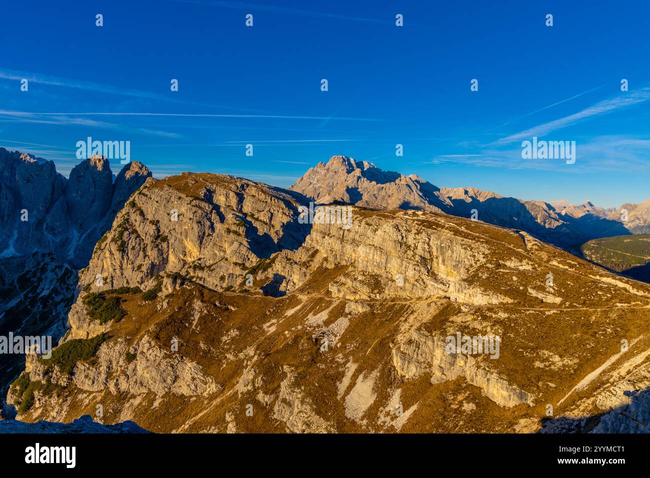 Monte Cristallo Dolomiti Alps Berggipfel. Wunderschöne Landschaft der Dolomiten felsiger Gipfel und blauer Himmel im Sommer Stockfoto