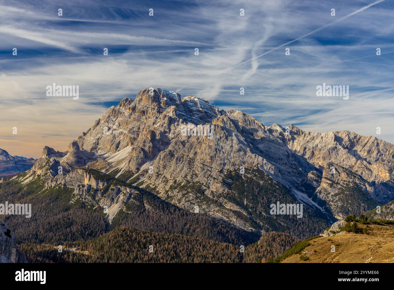 Monte Cristallo Dolomiti Alps Berggipfel. Wunderschöne Landschaft der Dolomiten felsiger Gipfel und blauer Himmel im Sommer Stockfoto