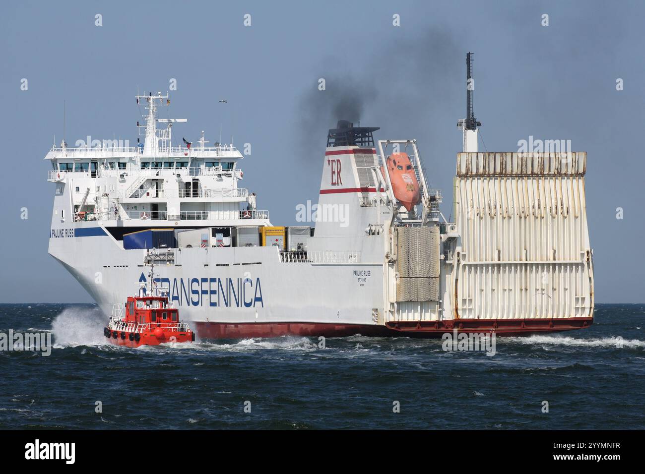 Transfennica RoRo Schiff „Pauline Russ“ mit Abfahrt Lübeck Travemünde und Pilotboot neben Ihnen Stockfoto