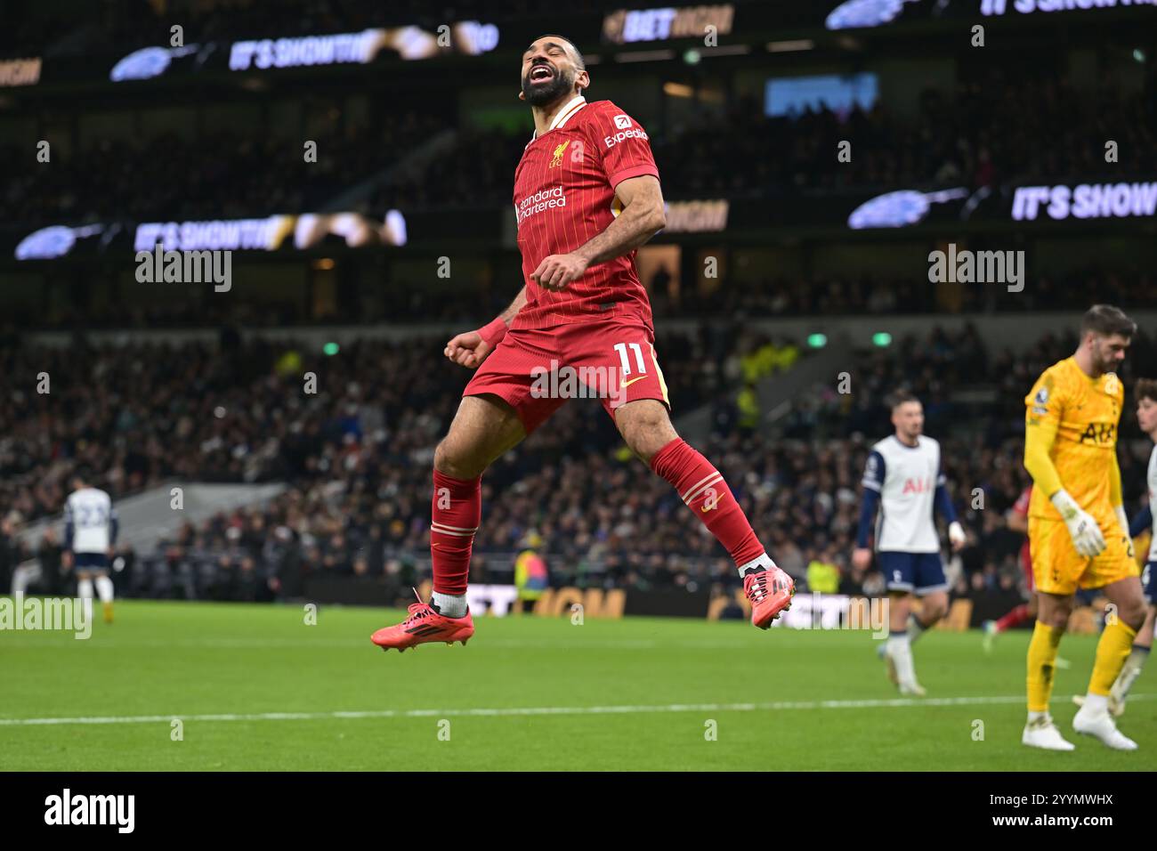 London, Großbritannien. Dezember 2024. TOR Mohamed Salah aus Liverpool macht es fünf beim Spiel Spurs gegen Liverpool, Premier League im Tottenham Hotspur Stadium London. Dieses Bild ist NUR für REDAKTIONELLE ZWECKE bestimmt. Für jede andere Verwendung ist eine Lizenz von Football DataCo erforderlich. Quelle: MARTIN DALTON/Alamy Live News Stockfoto