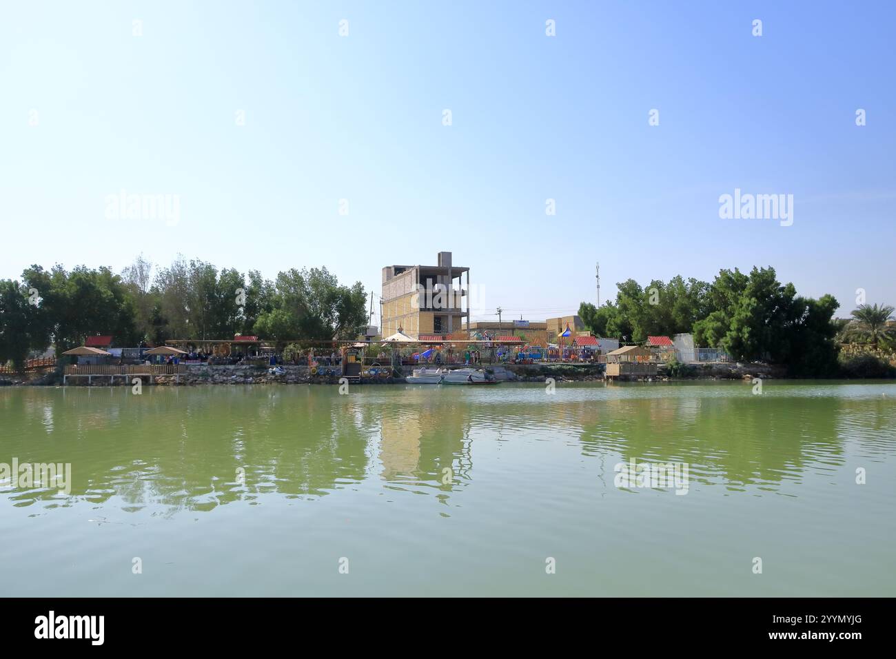 Irak. Stadt Am Schatt Al Arab Al-Qurna, Basra im Irak - 11. November 2024: Menschen am Fluss Shatt al