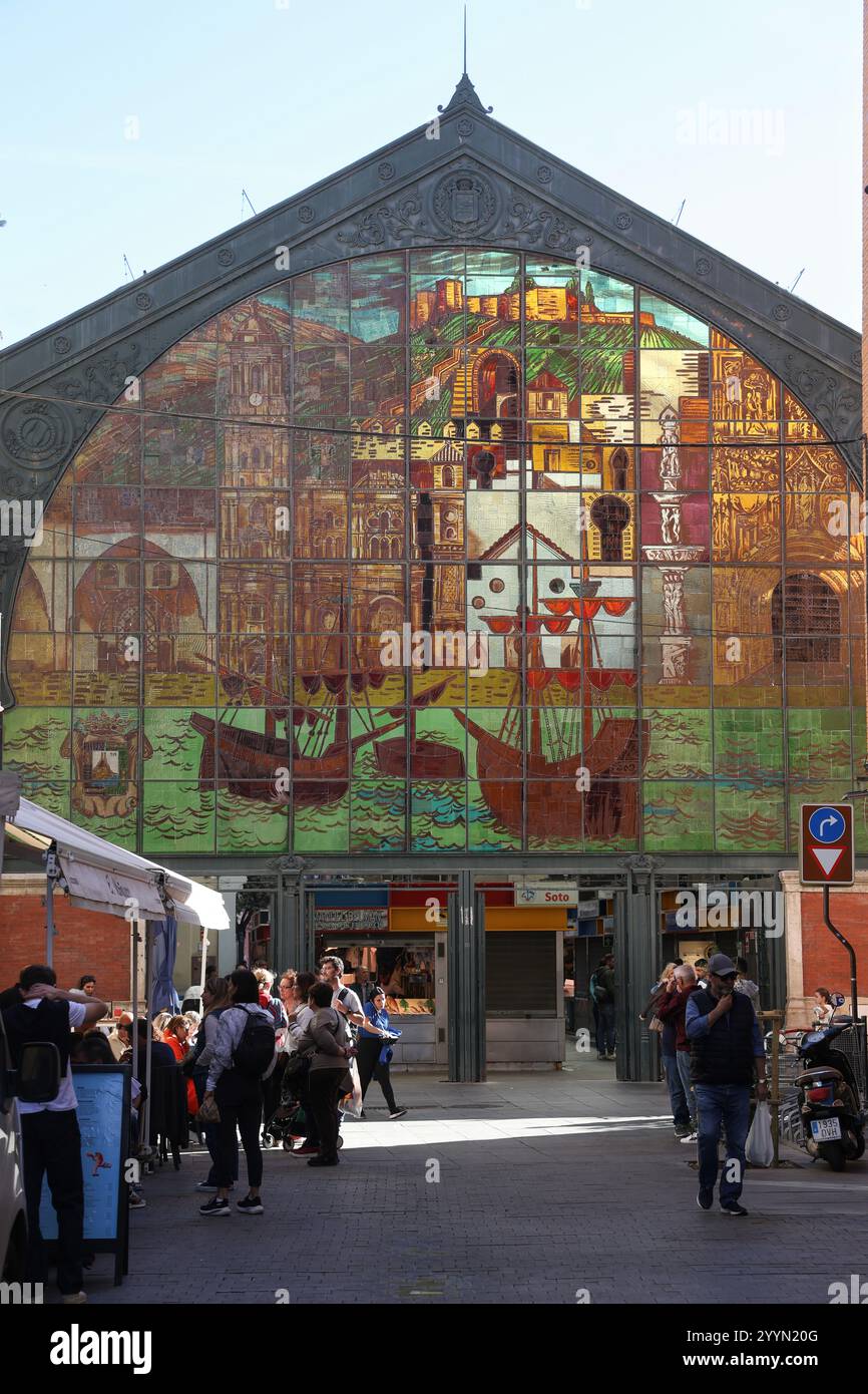Am späten Nachmittag beleuchtet Sonnenlicht den Buntglaseingang des Mercado Central de Atarazanas in Malaga, Andalusien, Spanien, Europa Stockfoto
