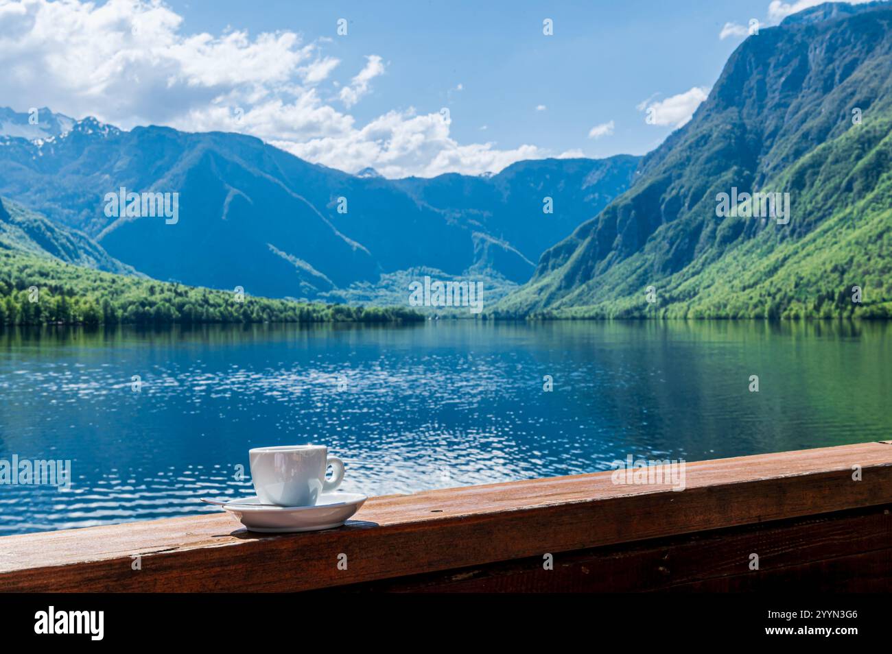 Genießen Sie eine Tasse Kaffee vor dem Bohinj-See, Slowenien, an einem sonnigen Tag Stockfoto