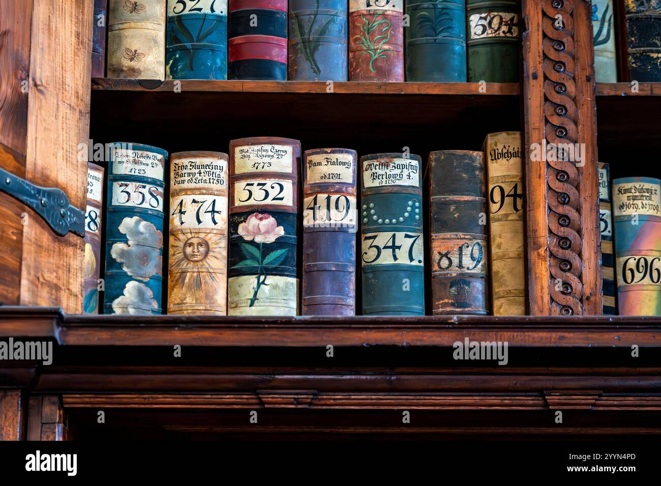 Regale mit Büchern, in denen die Neuen Land Rools aufbewahrt werden, im Alten Königspalast, Prager Burg, Tschechien Stockfoto