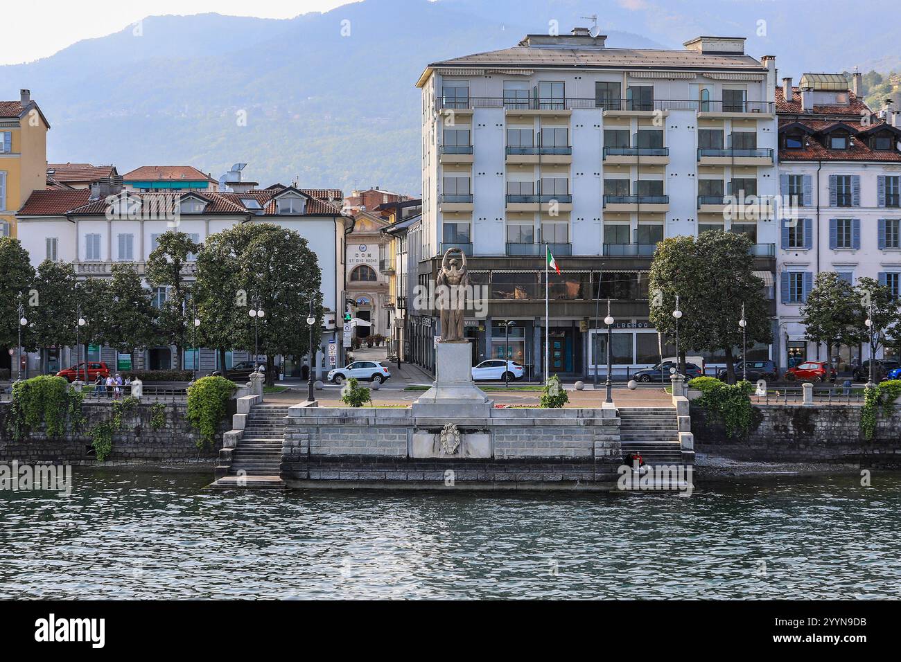 Kriegsdenkmal für die im 1. Weltkrieg gefallenen Soldaten auf der Seeuferstraße, Verbania, Lago Maggiore, Italien, Europa Stockfoto