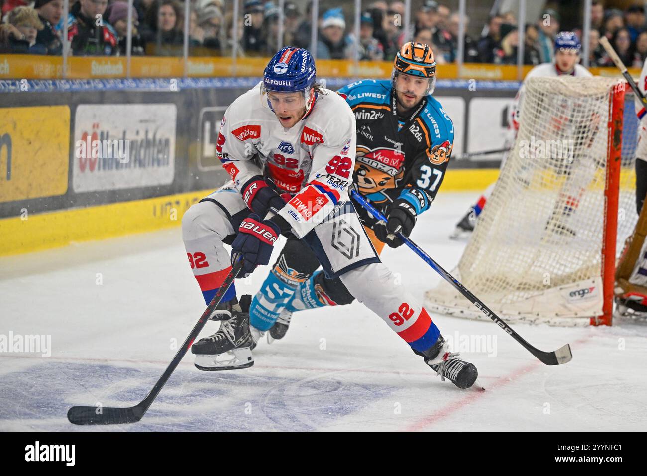 Linz, Österreich. Dezember 2024. LINZ, ÖSTERREICH -22. DEZEMBER: Mark Rassell von HC TIWAG Innsbruck die Haie und Andreas Kristler von Steinbach Black Wings Linz während des zweitägigen EISHOCKEY League-Spiels zwischen Steinbach Black Wings Linz und HC TIWAG Innsbruck die Haie in der Linz AG Arena am 22. Dezember 2024 in Linz, Österreich.241222 SEPA 20 068 - 20241222 PD8370 Credit: APA-PictureDesk/Alamy Live News Stockfoto