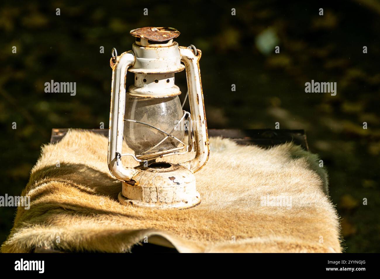 Alte und rostige Kerze auf einer Tierhaut, Dekoration für historische Feste Stockfoto