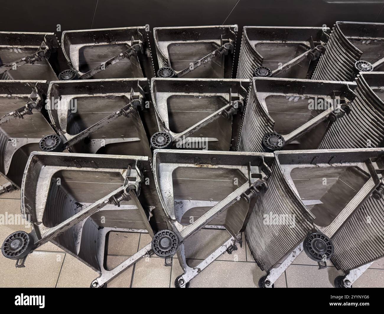 Nahaufnahme einer heruntergekommenen Rolltreppe in einer U-Bahn oder einem Einkaufszentrum, die gerade gewartet wird Stockfoto