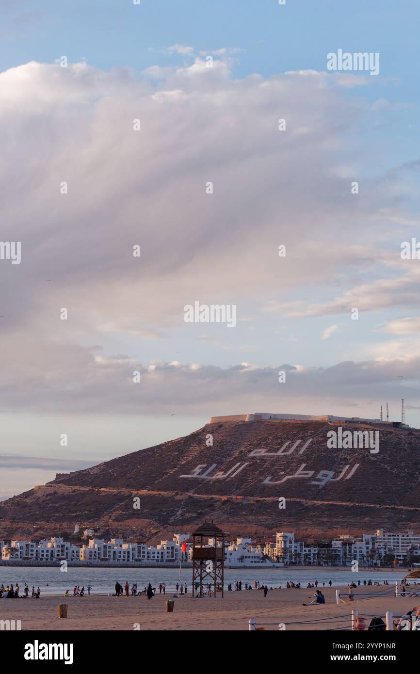 Agadir Beach Apartments und die Kasbah (Fort) von Agadir Oufla dahinter. Stadt Agadir, 22. Dezember 2024 Stockfoto