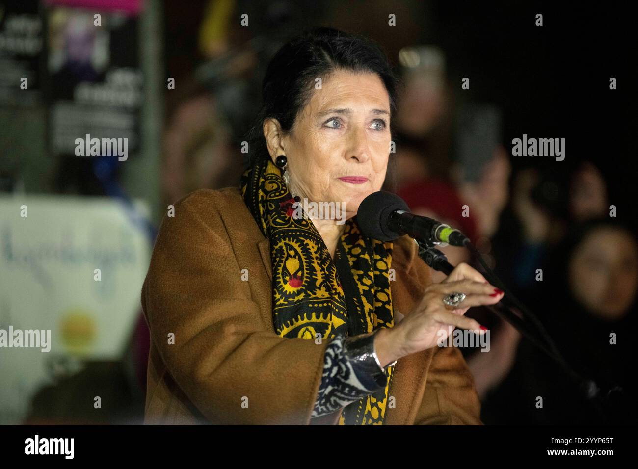 22. Dezember 2024, Tiflis, Georgien. Präsident Salome Zourabichvili spricht in der 25. Nacht der Proteste in der Hauptstadt des Landes vor einer Menschenmenge in der Nähe des parlamentsgebäudes. Quelle: Jay Kogler/Alamy Live News Stockfoto