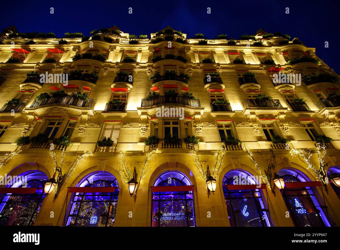 Paris, Frankreich-22. Dezember 2024 : das Hotel Plaza Athenee ist ein historisches Luxushotel in Brunei in Paris, Frankreich. Es befindet sich in der Avenue Montaigne Stockfoto