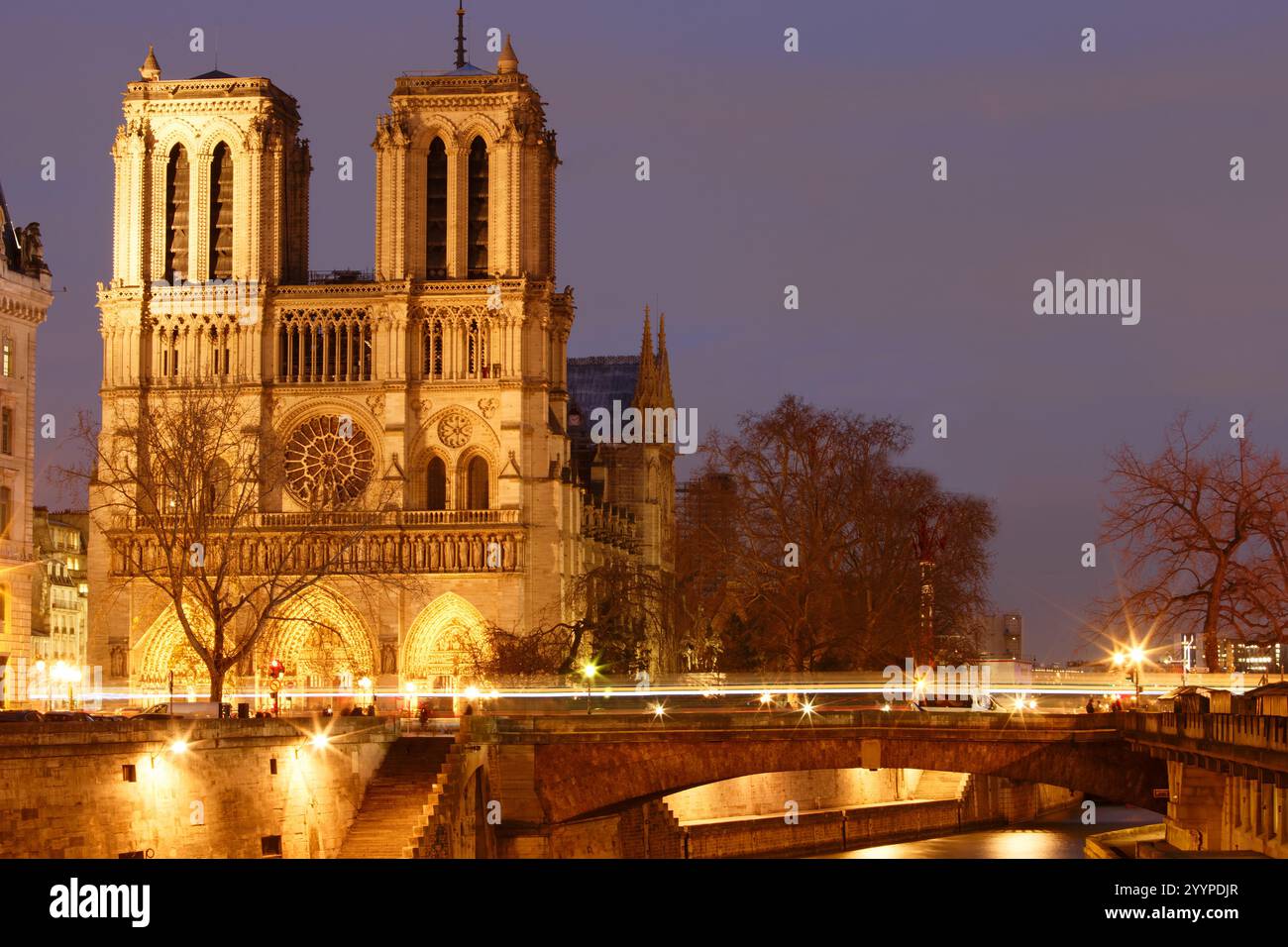 Die Kathedrale Notre Dame in Paris wird nach einer fünfjährigen Restaurierung nach dem Brand von 2019 wieder eröffnet. Die Kathedrale wird einen wiederaufgebauten Turm haben, der restauriert wurde Stockfoto