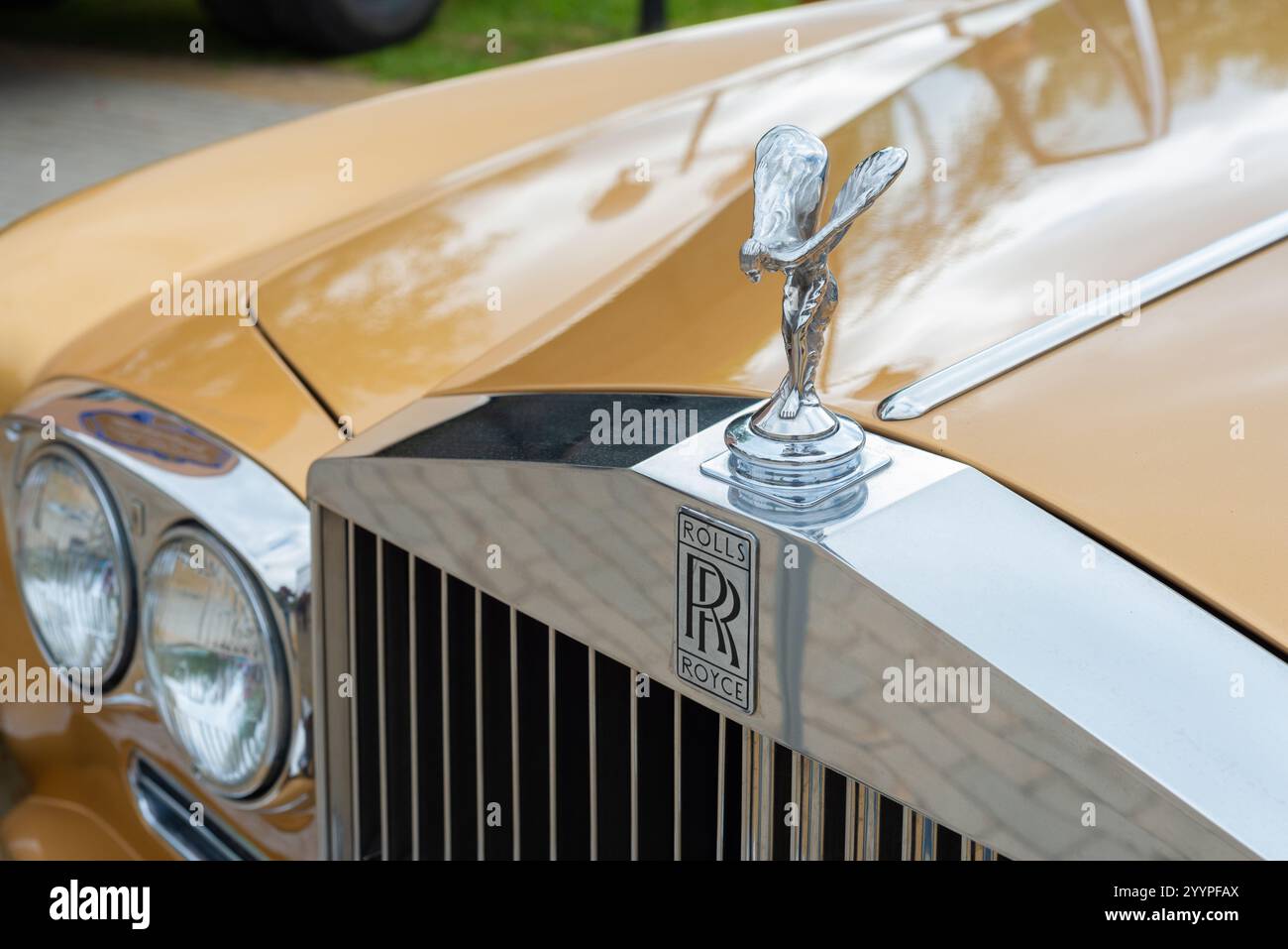Abzeichen, Emblem, Figur auf der Motorhaube eines Rolls-Royce Silver Shadow Car bei einer Retro-Auto-Parade. Tscheboksary, Russland. Juni 2024 Stockfoto