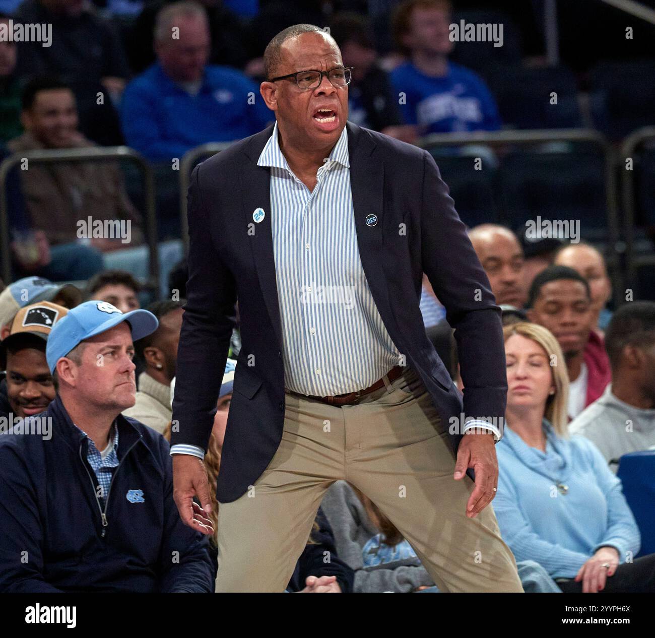 North Carolina Tar Heels Head Coach Hubert Davis gegen die UCLA Bruins während der CBS Sports Classic im Madison Square Garden in New York City am Samstag, den 21. Dezember 2024. Duncan Williams/CSM Stockfoto