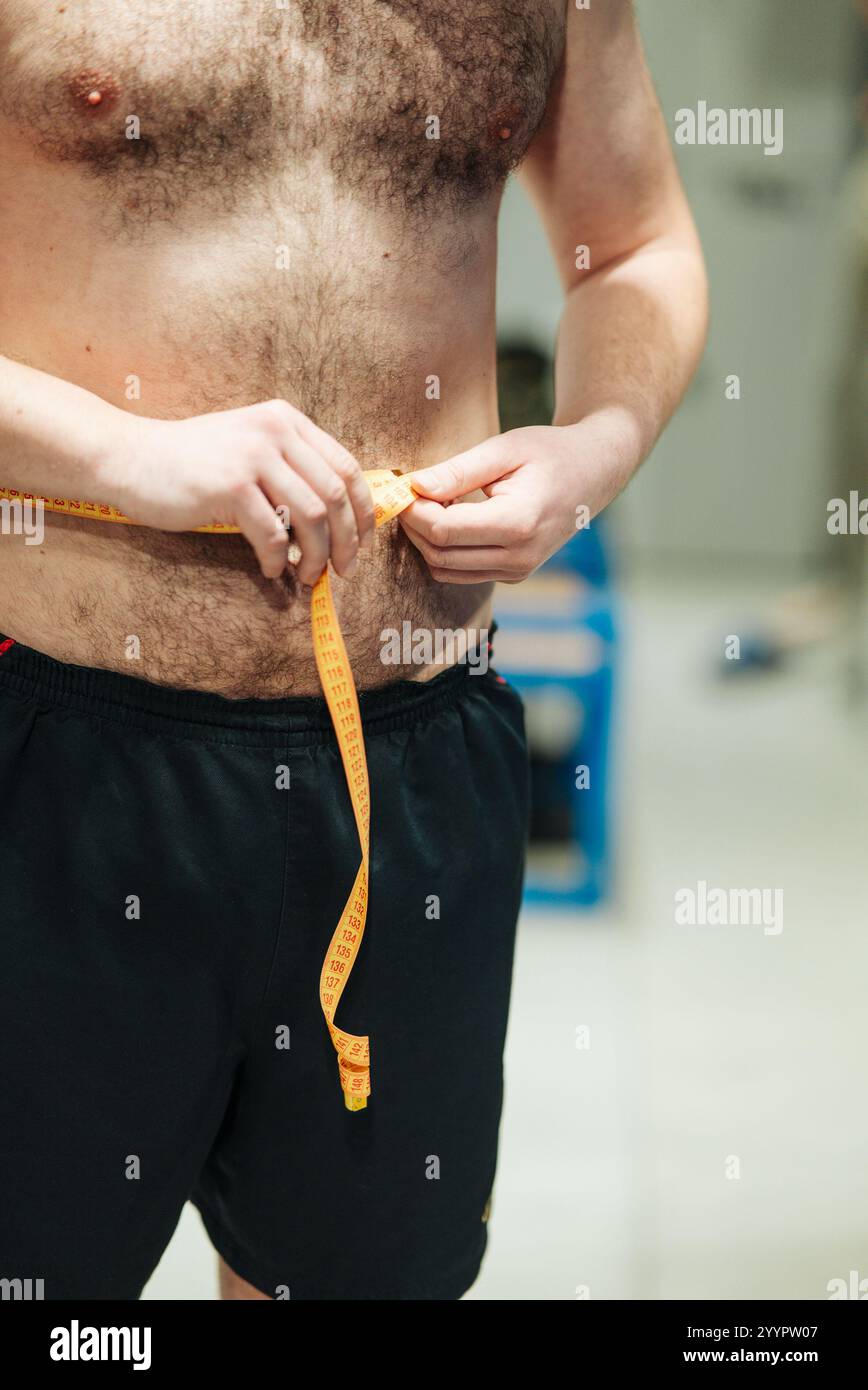 Präzise Messung der Taillengröße, um Ihre Gesundheits- und Fitnessziele effektiv zu erreichen Stockfoto