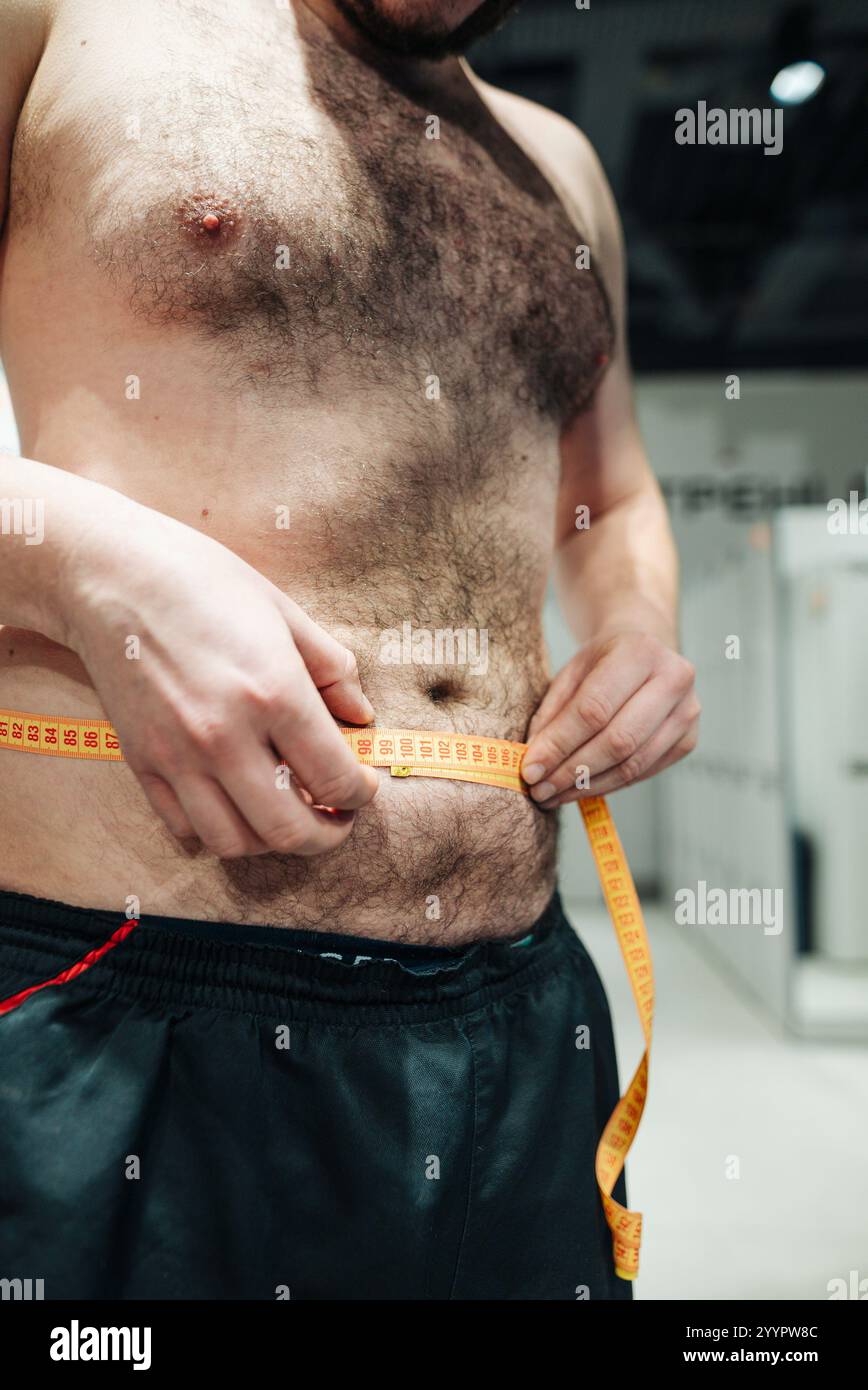 Die exakte Messung der Körpergröße ist für das Erreichen von Fitnesszielen und den Erfolg von entscheidender Bedeutung Stockfoto