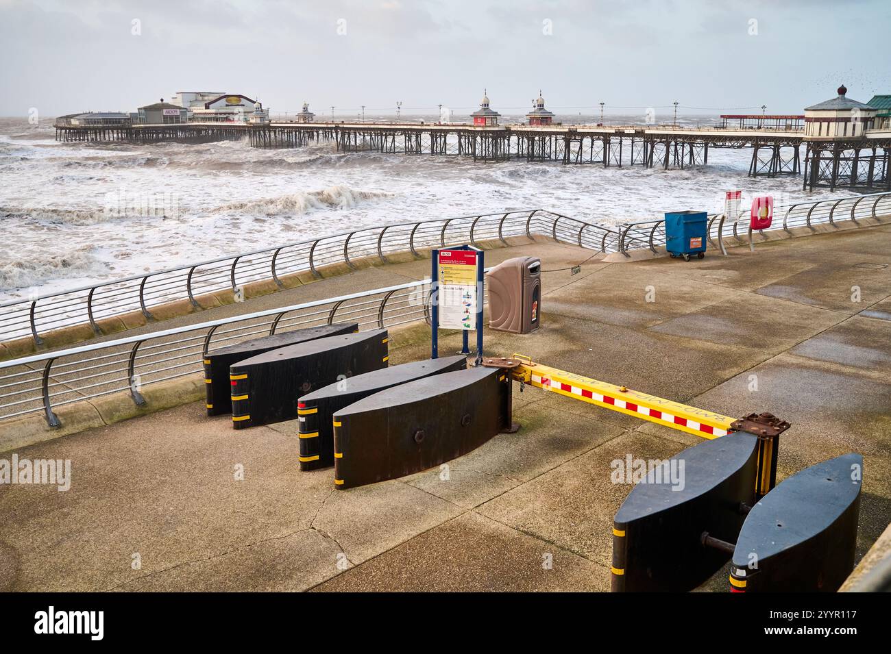 Hochleistungsbarriere an der einzigen Zufahrtsstraße zum Weihnachtsmarkt an der Küste von Blackpool zum Schutz vor möglichen Terroranschlägen Stockfoto