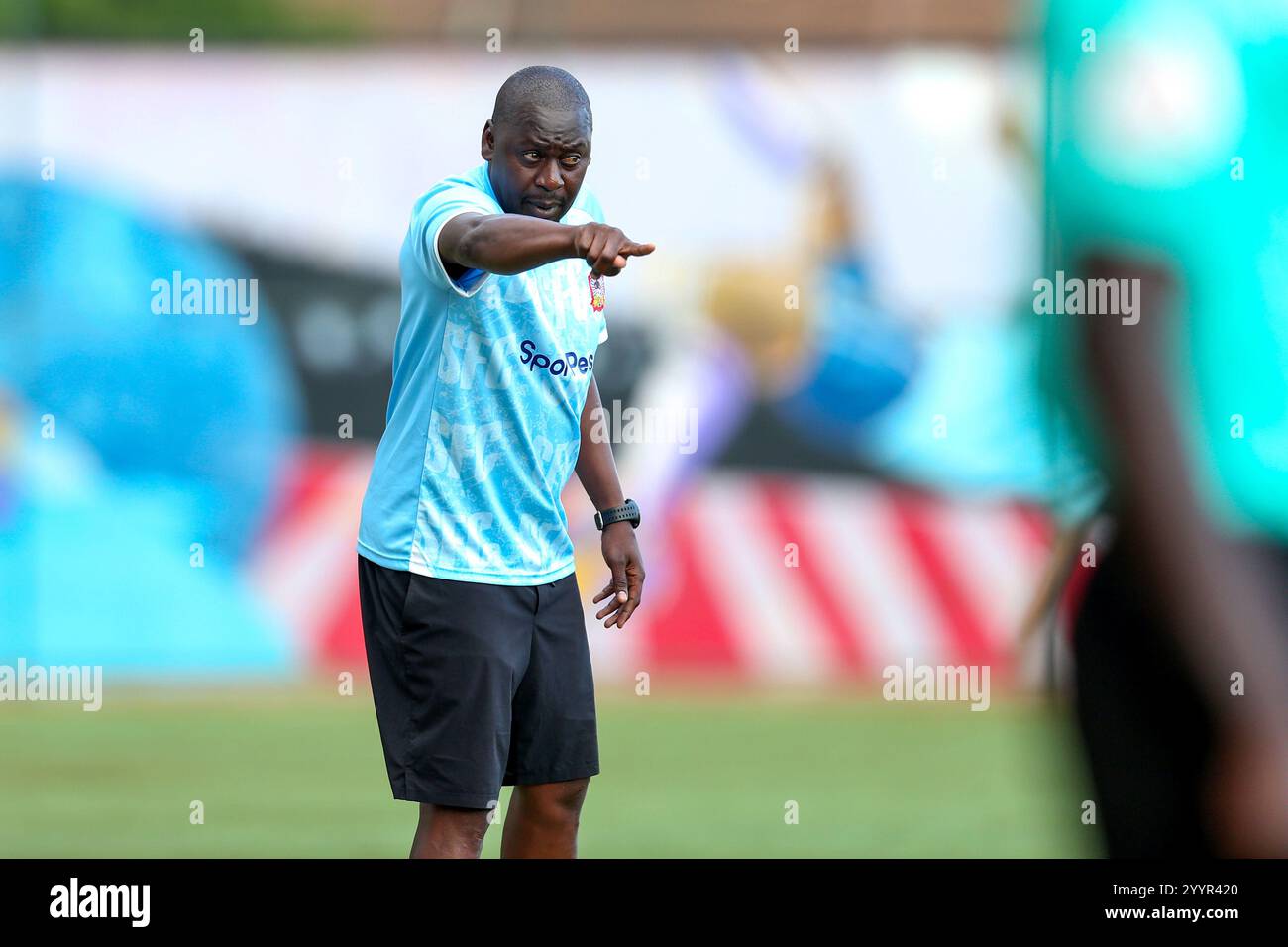 NAIROBI, KENIA – 21. DEZEMBER: Trainer Bernard Mwalala des Shabana fc, der während der FKF-Premier League gegen Mathare United in der Touchline steht Stockfoto