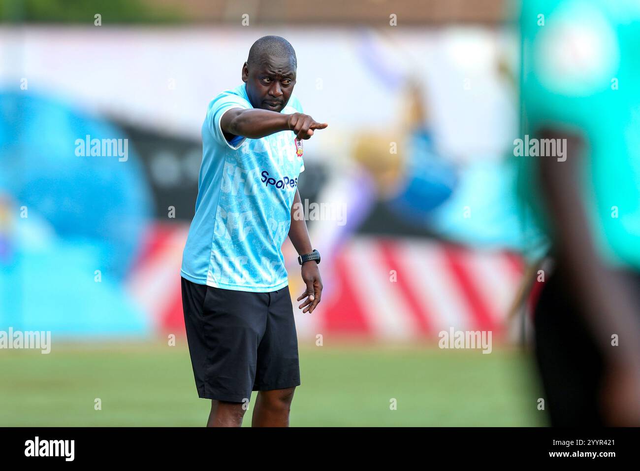 NAIROBI, KENIA – 21. DEZEMBER: Trainer Bernard Mwalala des Shabana fc, der während der FKF-Premier League gegen Mathare United in der Touchline steht Stockfoto