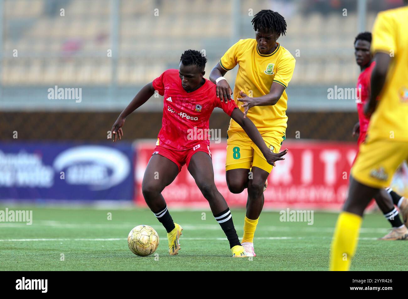 NAIROBI, KENIA - 21. DEZEMBER: Shabana fc Denis Okoth (links) dribbelt während des FKF-Premier-League-Spiels zwischen Math an Mathare United Henry Oballa vorbei Stockfoto