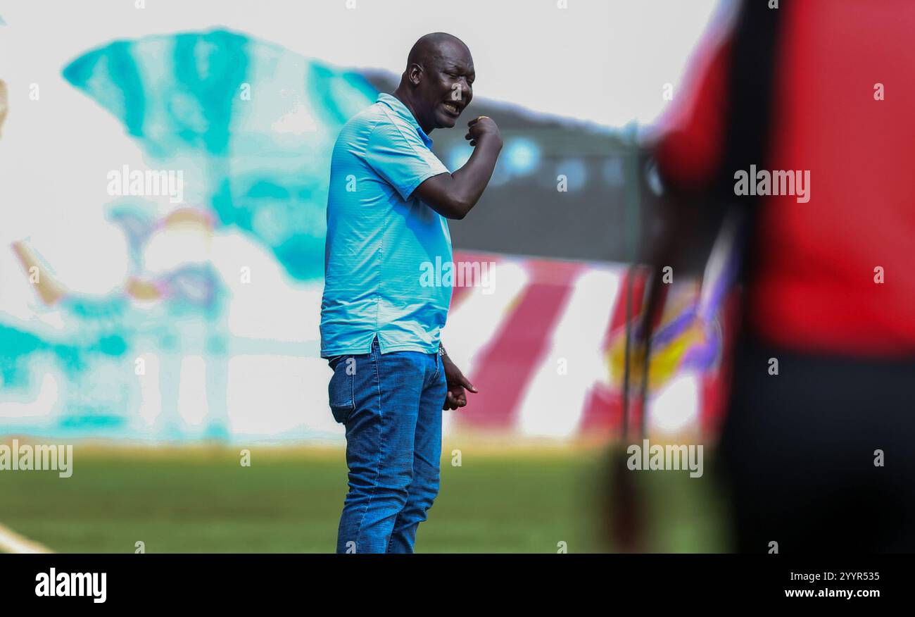 NAIROBI, KENIA – 21. DEZEMBER: Sofapaka-Trainer Robert Matano gibt beim Spiel gegen Bidco United während des FKF Premier Leg aus der Touchline Stockfoto