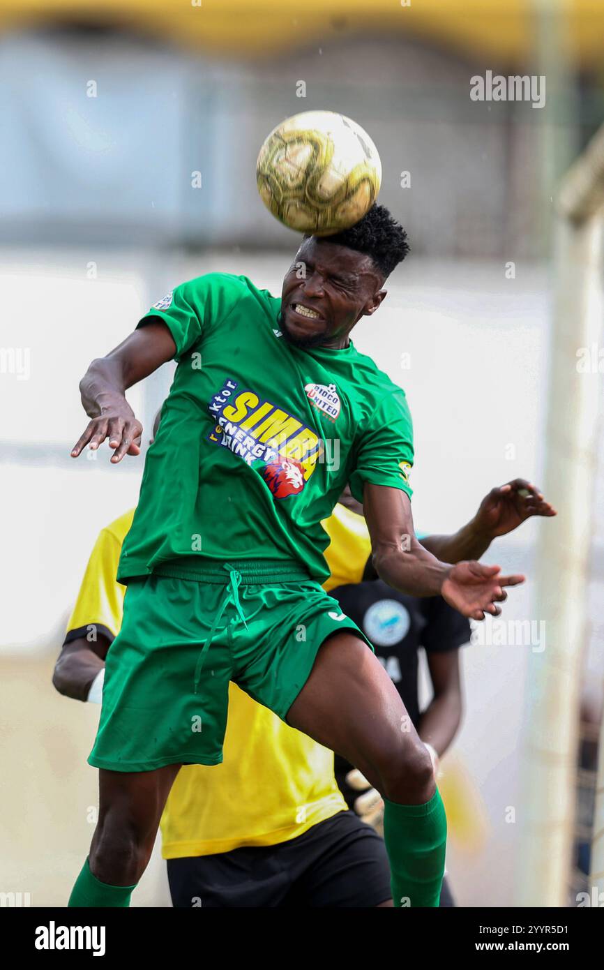 NAIROBI, KENIA - 21. DEZEMBER: BidCo United Douglas Mokaya wetteiferte um den Ball gegen Sofapaka fc während des FKF Premier League-Spiels zwischen Bidco Unit Stockfoto