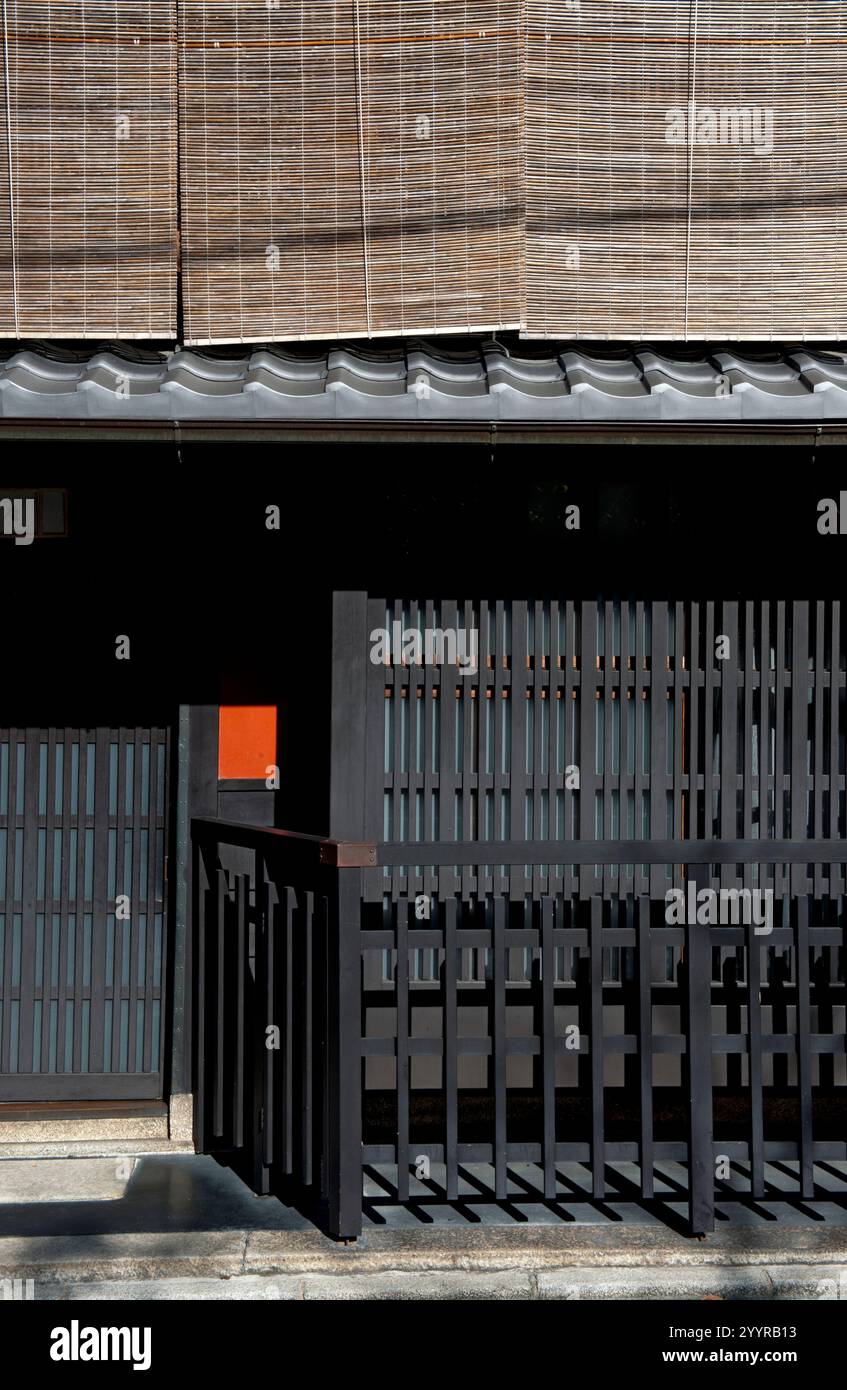 Ein typisches traditionelles Kyoto 'Machiya' (Stadthaus) mit dem Holzgitter „Koshi“ und Bambusjalousien „sudare“, Japan. Stockfoto