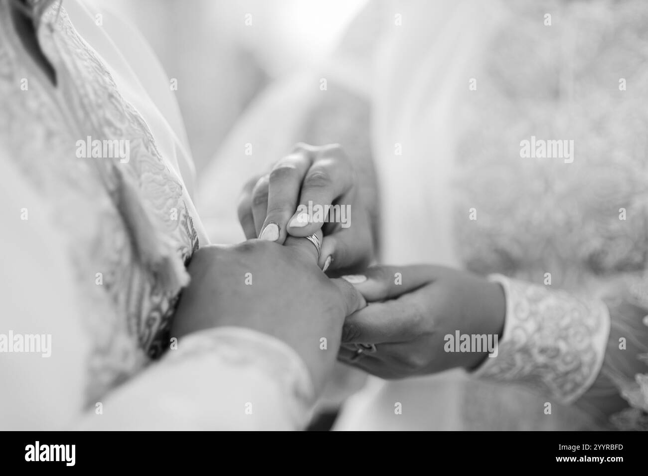 Eleganter Austausch von Hochzeitsringen in einer intimen Zeremonie. Stockfoto