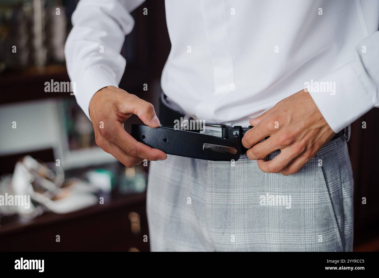 Man-Einstellgürtel in formeller Kleidung. Stockfoto