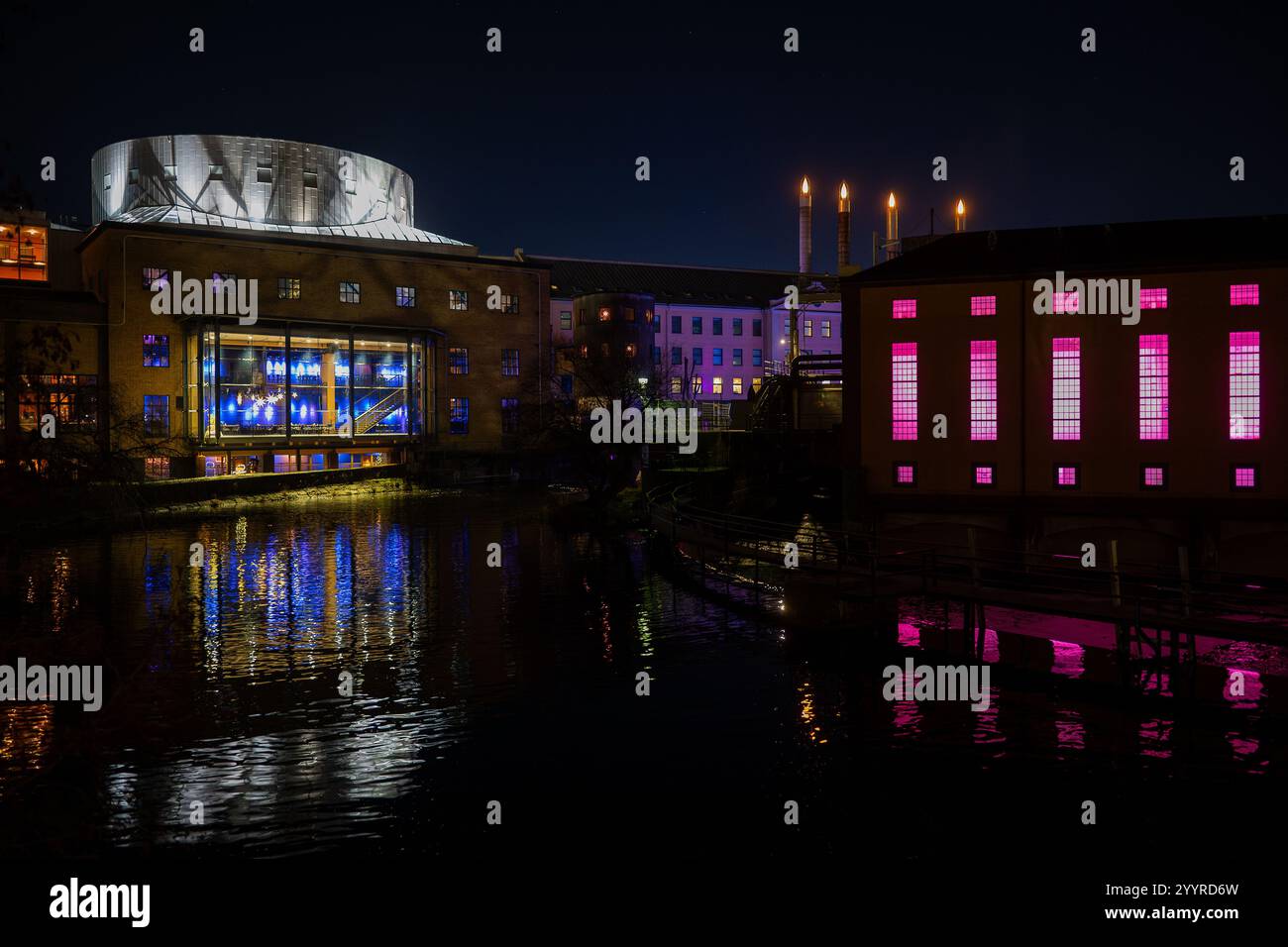 Weihnachtliche Atmosphäre in der historischen Industrielandschaft von Norrköping. Norrköping ist eine historische Industriestadt in Schweden. Stockfoto