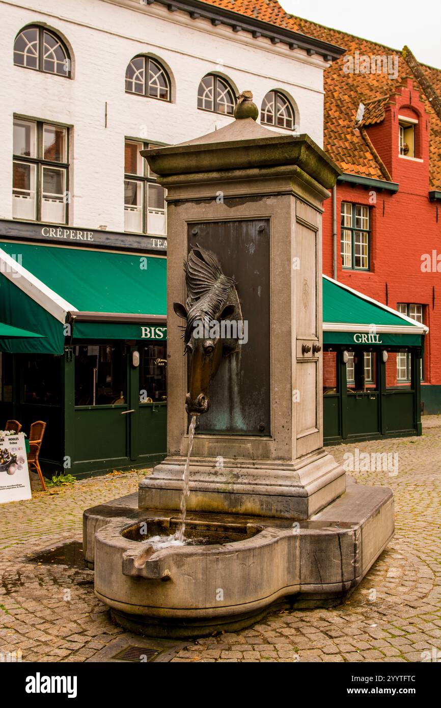 Der Pferdekopfbrunnen, Minnewater, Brügge, Westflandern, Belgien. Stockfoto