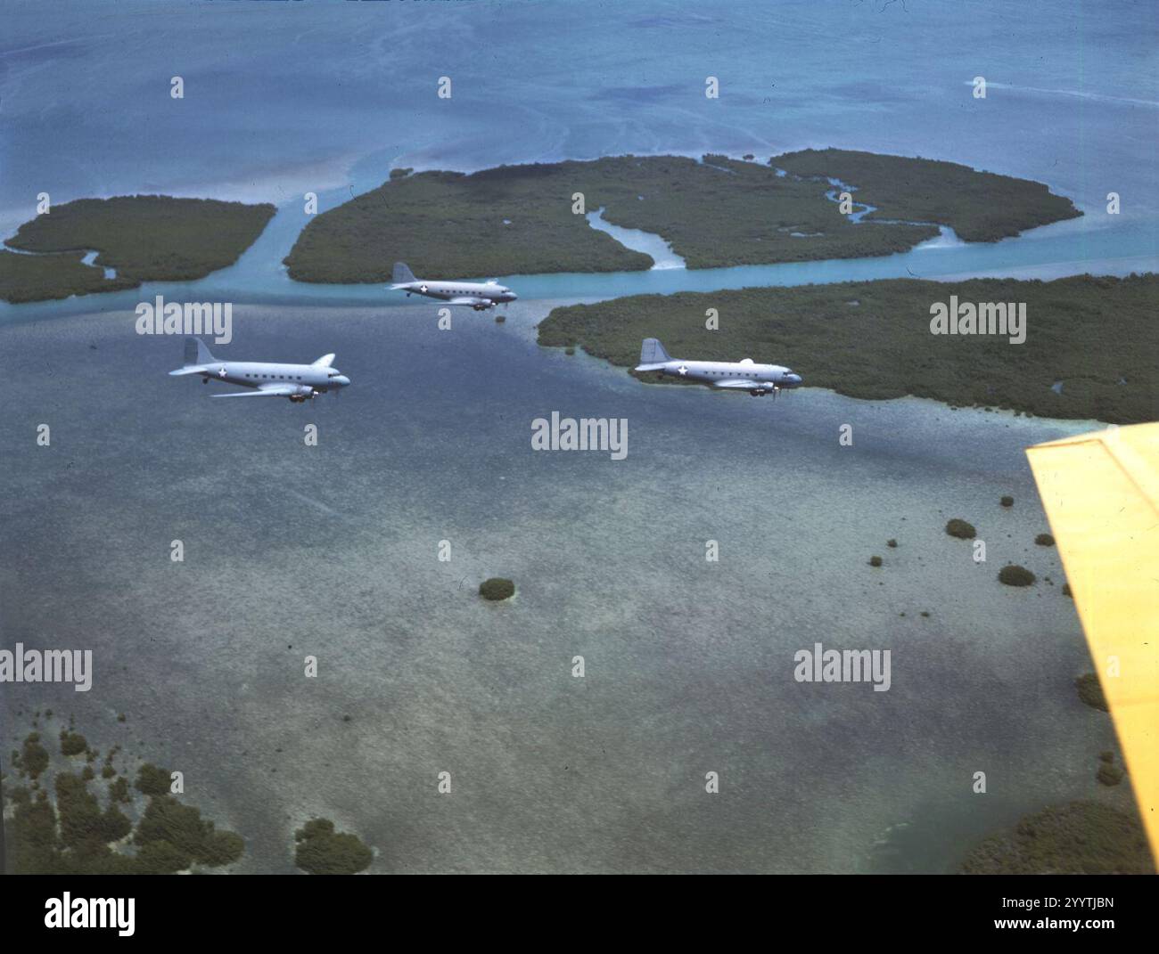 Douglas R4D Flugzeug von VR-7 im Flug über die Florida Keys, um 1943 Stockfoto