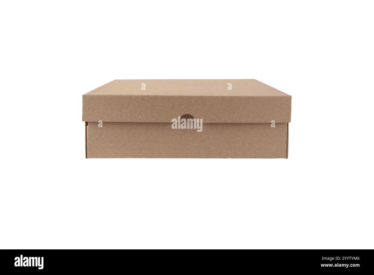 Brauner Papierkarton, Vorderansicht isoliert auf weiß. Rechteckiger Verpackungsbehälter aus Kraftkarton mit Deckel. Geschlossener Schuhkarton aus Wellpappe. Stockfoto