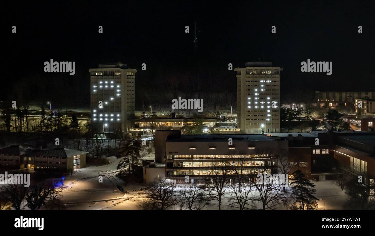 Ithaca, NY, USA - 21.12.2024: Luftbild der jährlichen Tradition des Ithaca College, die Wohntürme Ost und West mit den letzten zwei Zahlen zu beleuchten Stockfoto