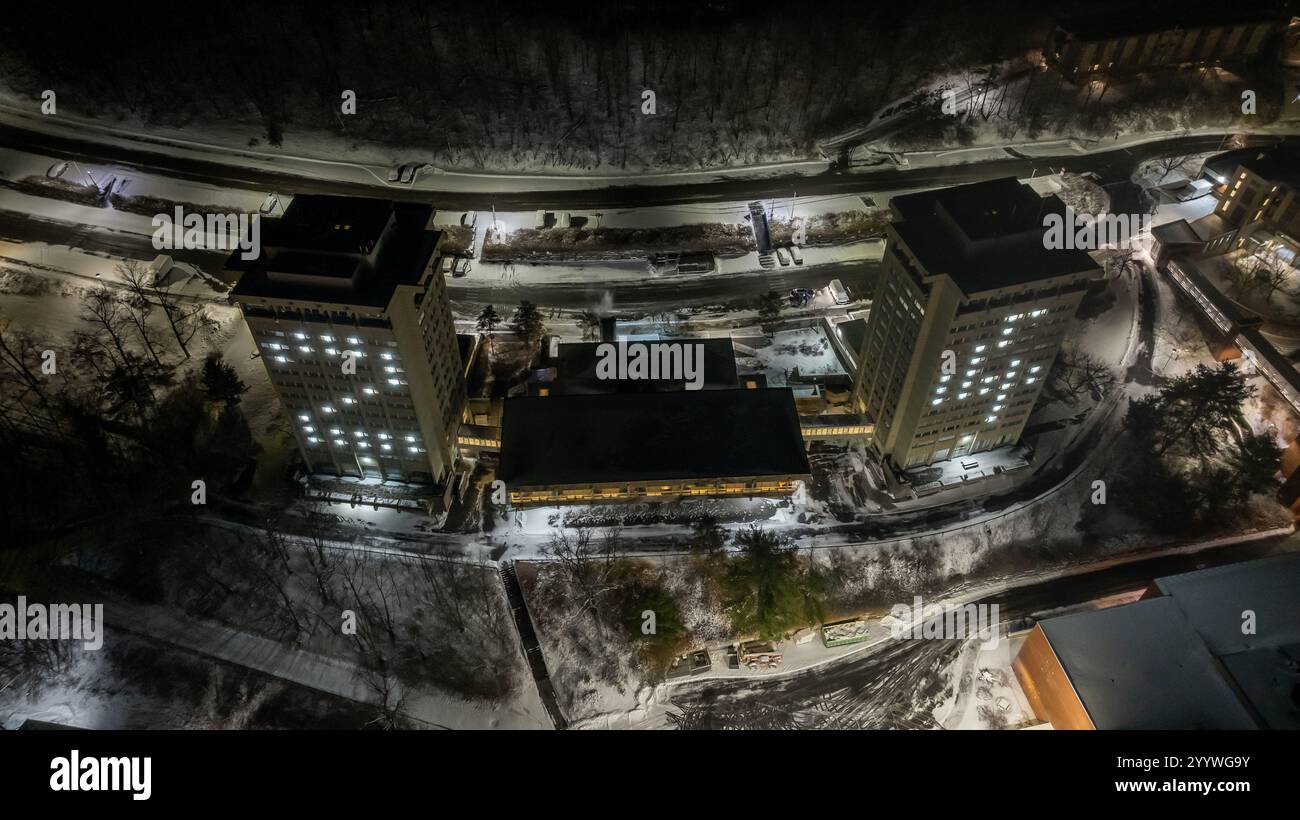 Ithaca, NY, USA - 21.12.2024: Luftbild der jährlichen Tradition des Ithaca College, die Wohntürme Ost und West mit den letzten zwei Zahlen zu beleuchten Stockfoto