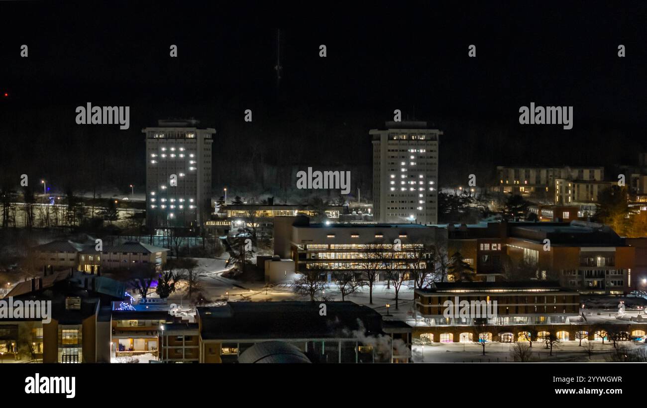 Ithaca, NY, USA - 21.12.2024: Luftbild der jährlichen Tradition des Ithaca College, die Wohntürme Ost und West mit den letzten zwei Zahlen zu beleuchten Stockfoto